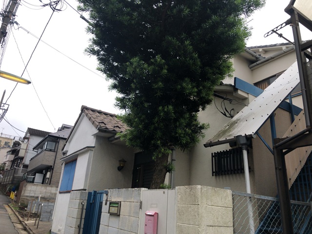 東京都品川区旗の台の木造2階建て家屋解体工事前の様子です。